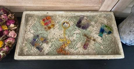 Ručne vyrobené živicové kľúčenky, 