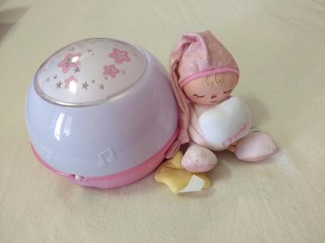 Projektor cs hudbou a farebnou hviezdnou "oblohou",