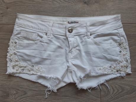 Biele sortky s perlickami, dromedar,l