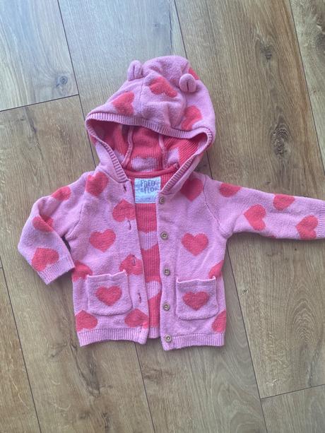 Sveter so srdiečkami, f&f,68