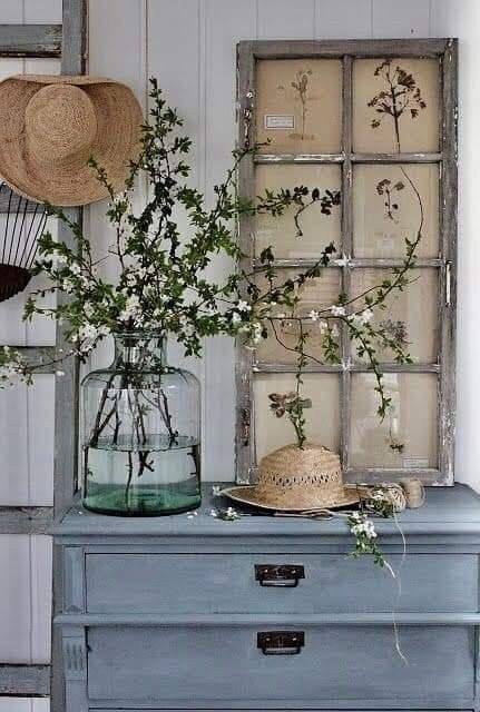 Starý drevený okenný rám, 