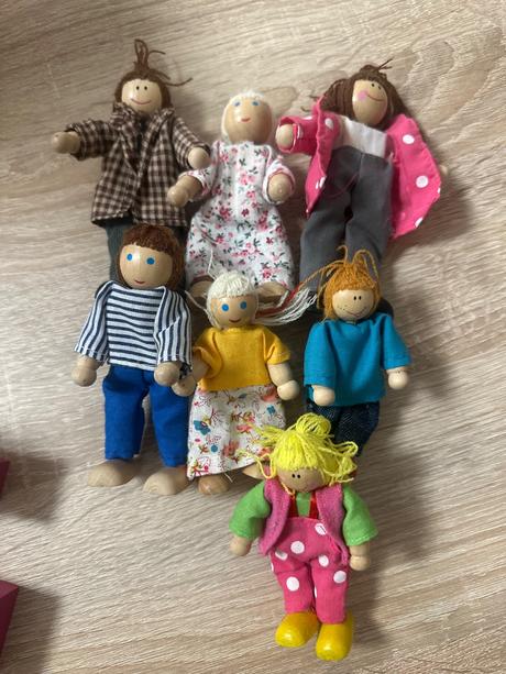 Zariadený drevený domček + 7 ks drevených bábik, 