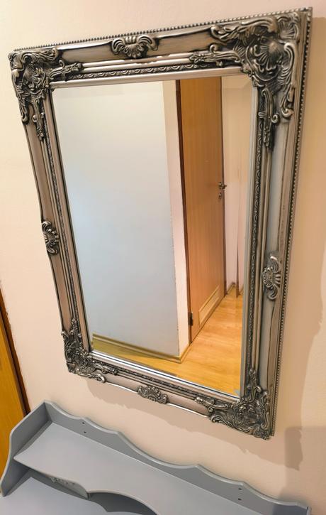 Predám kozmetický stolík so zrkadlom, 