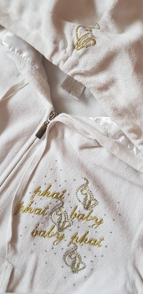 Mikina so zlatymi vysivkami, 170