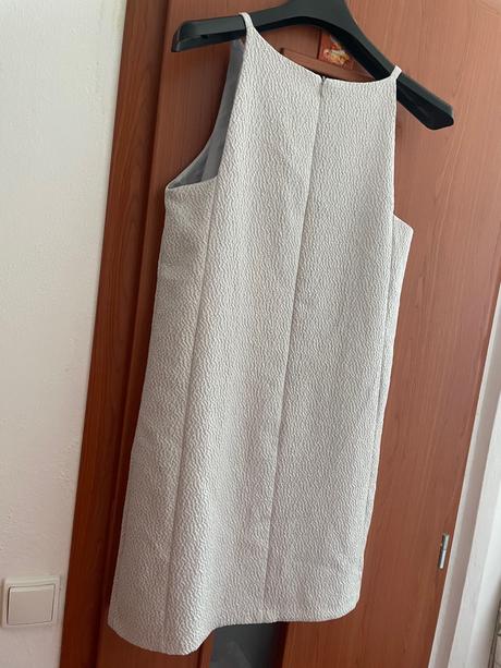 Elegantne saty s podsivkou, 42