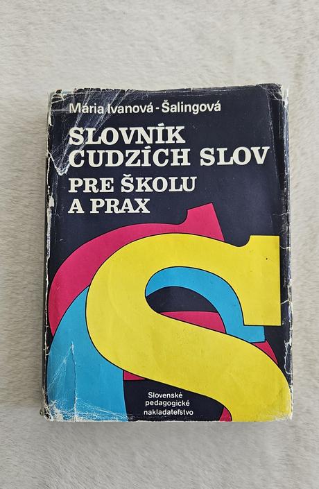 Slovník cudzích slov pre školy a prax, a slovník c,