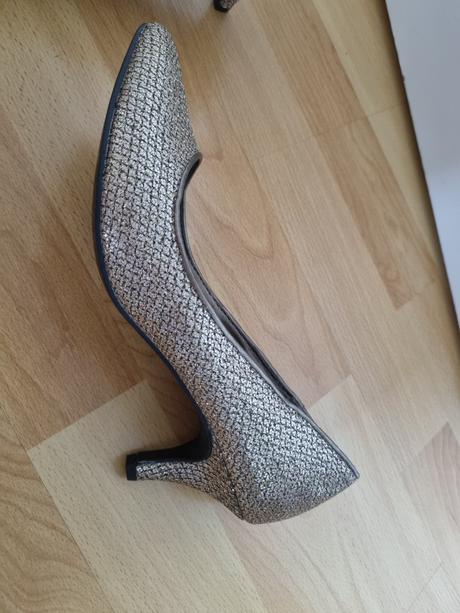 Zlatisté lodičky, 36