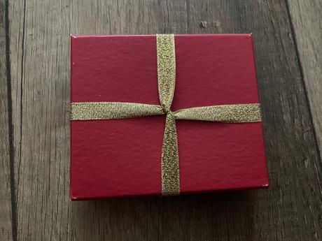 11 parov vianocnych nausnic zn. avon (b22), avon