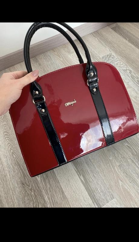 Dámska lesklá kabelka,