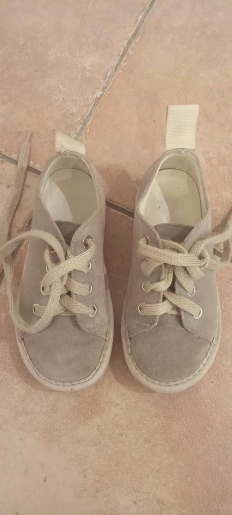 Krásne chlapčenské topánky, 25