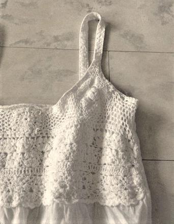 Tričko s háčkovaným motívom, s