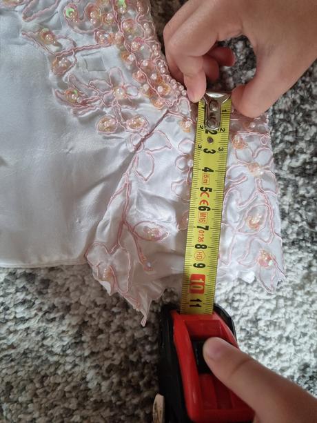 Slavnostné šaty, 80