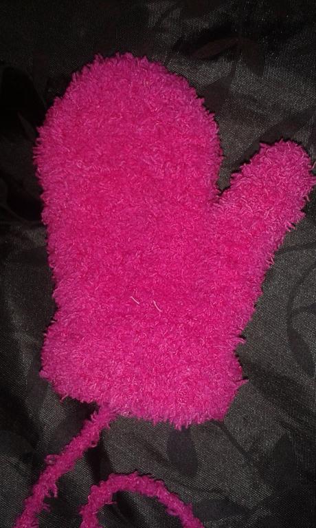 Rukavičky na šnúrke, 62