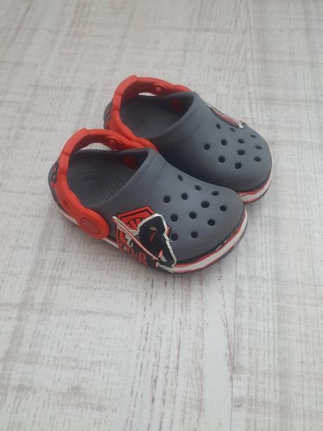 Crocs, crocs,<17