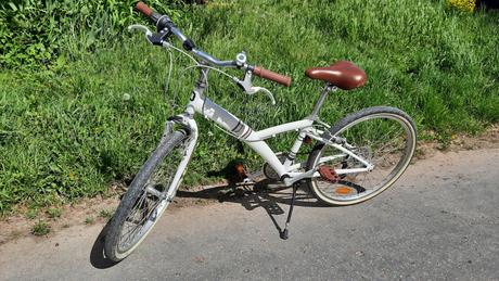 Štýlový biely btwin (decathlon) bicykel, 24