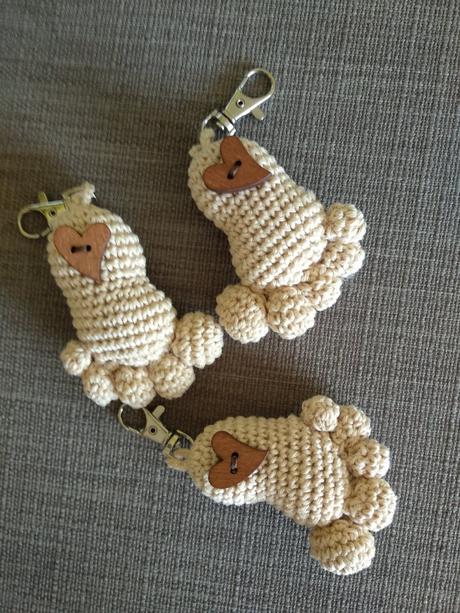 Háčkovaný prívesok- nôžka,