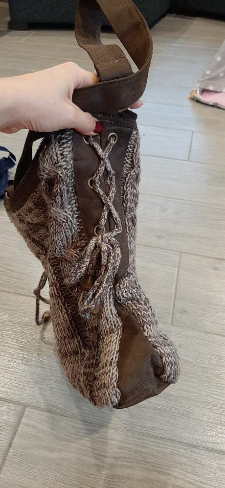 Vlnena hneda kabelka,