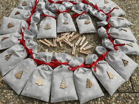 Adventný kalendár - sivý s červenými stuhami., 