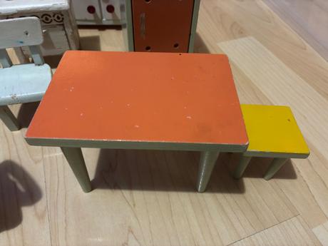 Starý nábytok pre bábiky, 