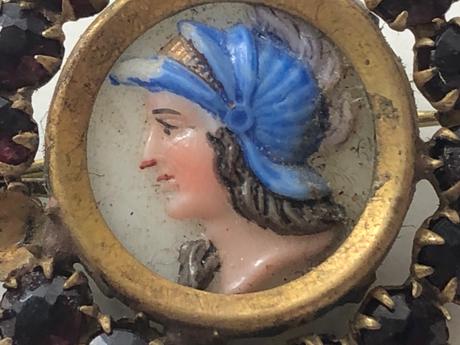 Starozitna rucne malovana brosna s perletou granat,