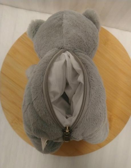 Plyšový sivý medveď s mašlou, kapsička vzadu italy, 