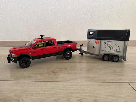 Bruder auto s prívesom na kone, 