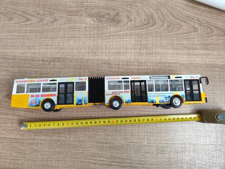 Plastový autobus s otvarajucimi dverami, 