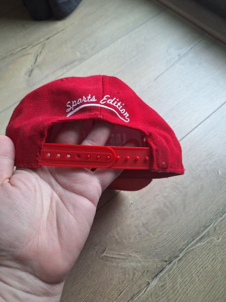 Červená šiltovka, 