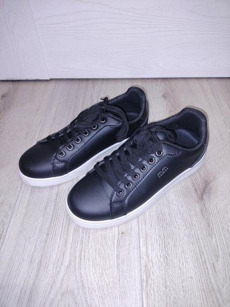 Čierne topánky, 37