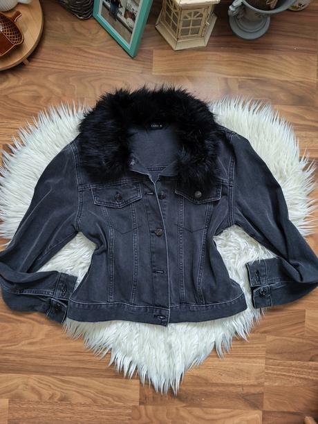 Dámska štýlová čierna riflova bunda s kožušinou, m