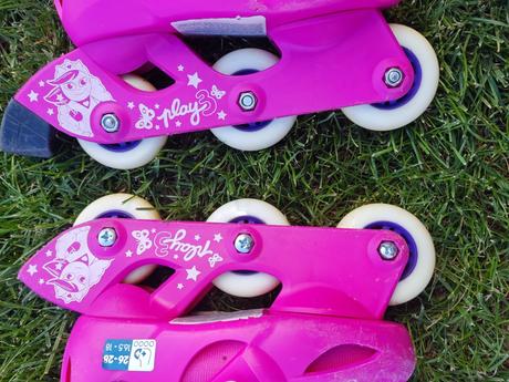 Kolieskové korčule a prilba, 26