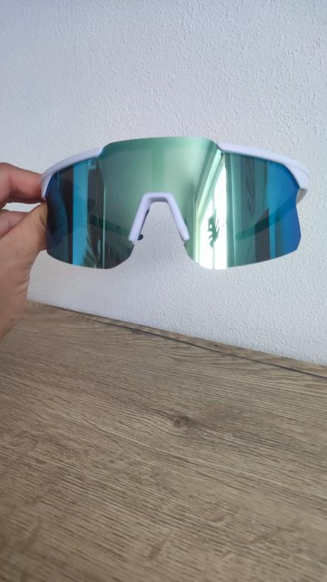 Športové slnečné okuliare,