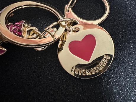 Prívesok s kamienkami zn. love moschino originál, love moschino