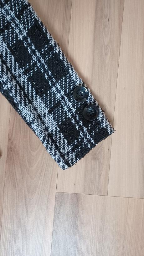 Čierno-biely krátky prechodný kabát, l