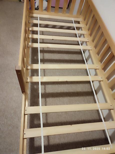 Drevená posteľ 200x 90 zo zabranou bez matraca, šírka (cm): 90,dĺžka (cm): 200