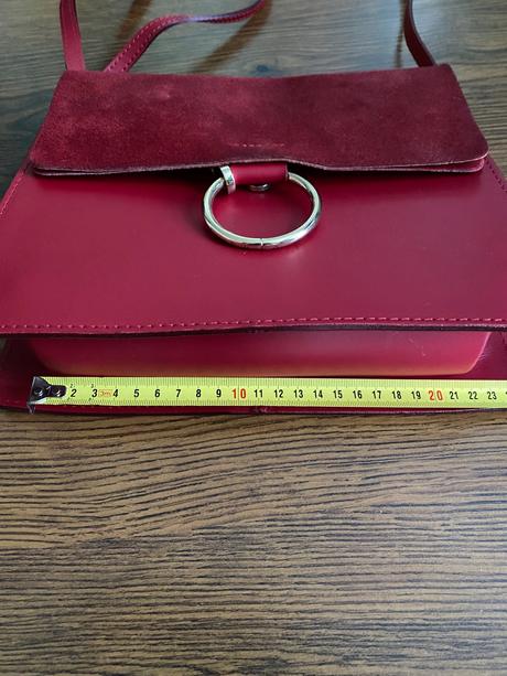 Červená kožená kabelka, 