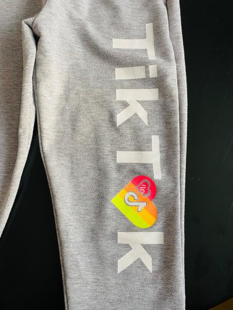 Dievčenské tepláky, 146