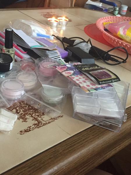 Hľadám modelku mám modelovanie nechtov