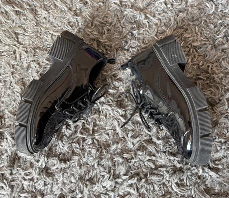 Lesklé mokasínky, 33