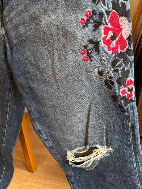 Roztrhané rifle s kvetinovaným vzorom, h&m,xxl