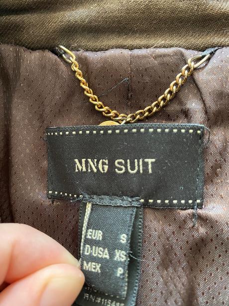 Predám dámsky kabatik + burton čiapka k tomu, mango,s