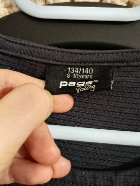 Tmavosivé šaty, 134