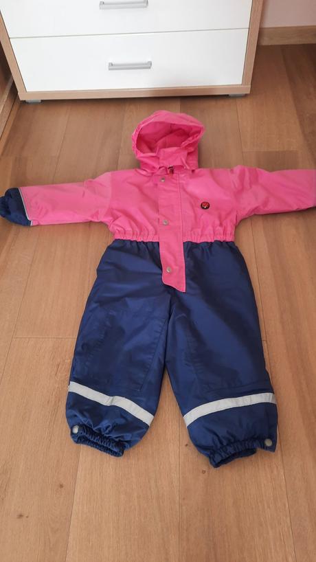 Ružovo modrý zimný overal, 92
