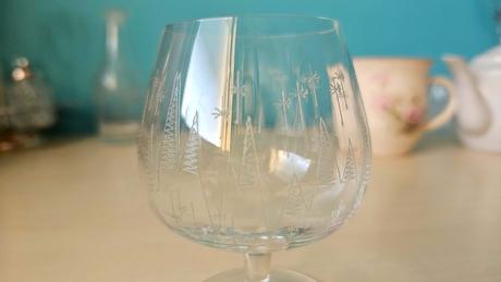 Malý pohárik na stopke s gravírovanými stromčekmi, 