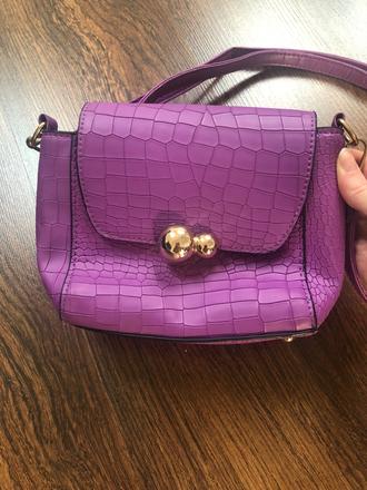 Mala fialova kabelka, 