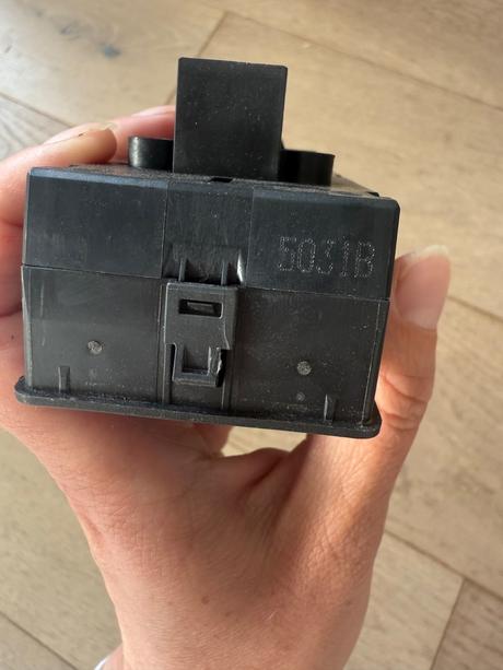 Spínač otvárač okien opel astra h, 