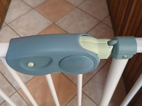 Detská kovová bezpečnostná zábrana na dvere,schody, safety 1st