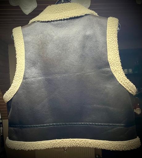 Kožušinová vesta, 42