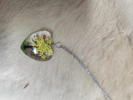 Prívesok z brúseného skla z retiazkou,