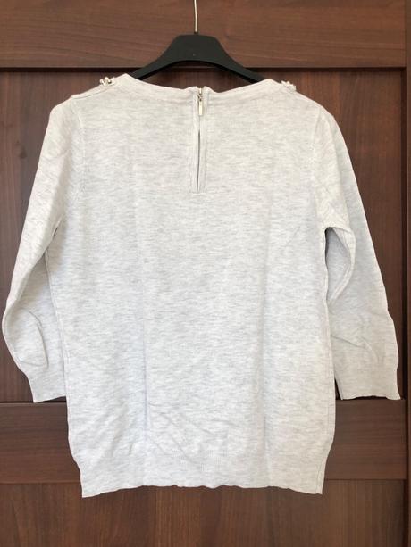 Sivy pulover s aplikaciou, s